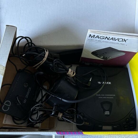 Magnavox AZ6832 Vintage Home And Car CD Player *Read* - Picture 2 of 9